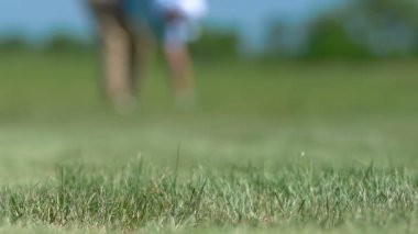 Adam golf yapma isabet ve top fairway, başarı delik yakın düşen oynarken
