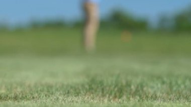 Erkek golfçü çekim yapma ve delik eksik, kızgın ve sinirli duygu, kaybeden