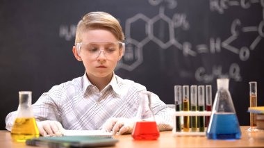 Konsantre çocuk renkli sıvılar ile kimyasal deney yapmak için planlama