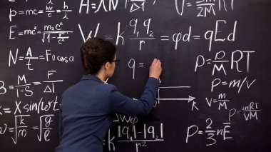 Chalkboard, matematik ders, tam bilimler üzerinde formül yazma kadın öğretmen