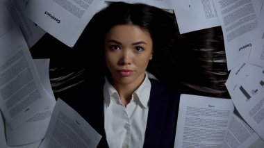 Belge yığını nın arasında yatan iş kadını aşırı yüklenmesi, aşırı çalışma konsepti