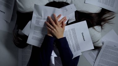 Kadın çalışan belgelerle kendini örttü, iş yükünden umutsuz, tükenmişlik