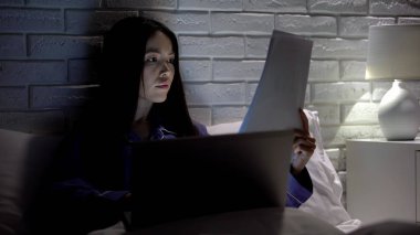 Rapor son teslim tarihini karşılamak için evde fazla mesai yapmak için çalışan genç kadın, işkolik