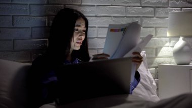 Evde geç saatlere kadar çalışan, bitkin ve dikkatsiz, başarısız olduğu için bunalıma girmiş kadın