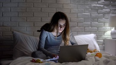 Yorgun anne internette genç ebeveynler için ipuçları arıyor, uykuya dalma