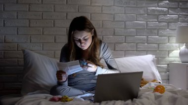 Emzik kullanımı için genç deneyimsiz anne okuma talimatı, bebek bakımı