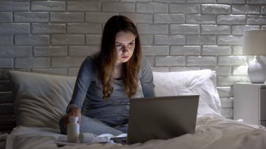 Bayan dizüstü bilgisayarda hap talimatları okuma, internet reklam inanan