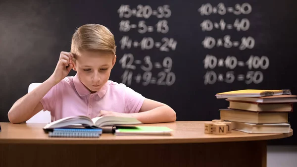 学校でのコピーブックの生徒の書き込み 追加の数学のクラス 余分なレッスン — ストック写真
