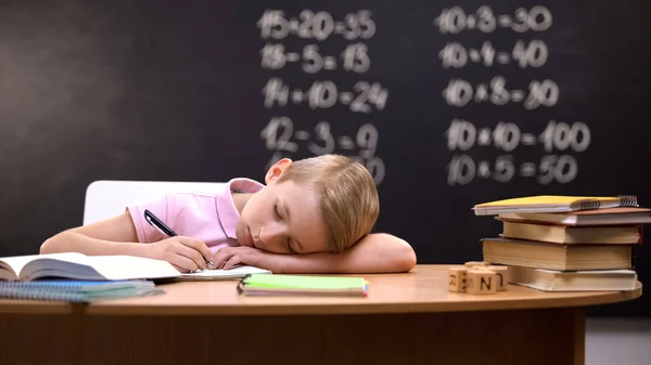 Cansado Colegial Siesta Escritorio Dormido Mientras Prepara Asignación — Foto de Stock