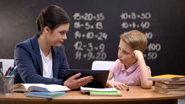 Yaramaz Çocuk Tablet Çatışma Bilgi Öğretmenlerin Açıklama Görmezden — Stok fotoğraf