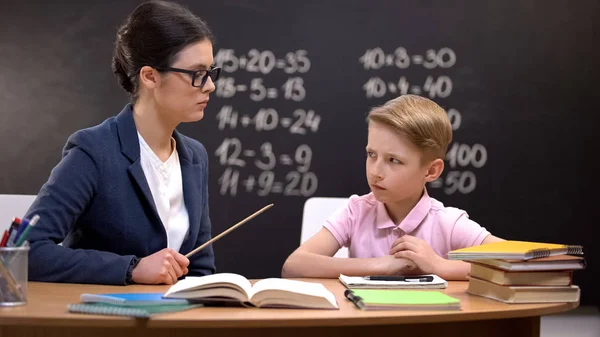 Scared Uczniak Ostrożnie Patrząc Ścisłego Nauczyciela Wskaźnikiem Edukacja — Zdjęcie stockowe