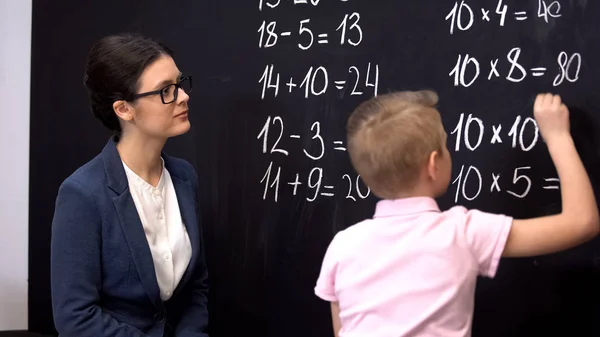 Professeur Souriant Fier Petit Garçon Résoudre Des Exemples Mathématiques École — Photo