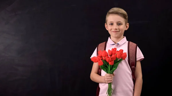 Menino Segurando Tulipas Perto Quadro Parabenizando Professor Primeiro Amor — Fotografia de Stock