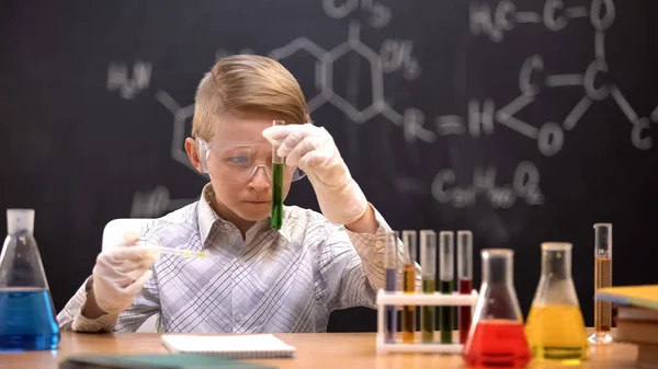 Mały Chemik Okularach Ochronnych Sprawdzanie Reakcji Rurze Zieloną Cieczą — Zdjęcie stockowe