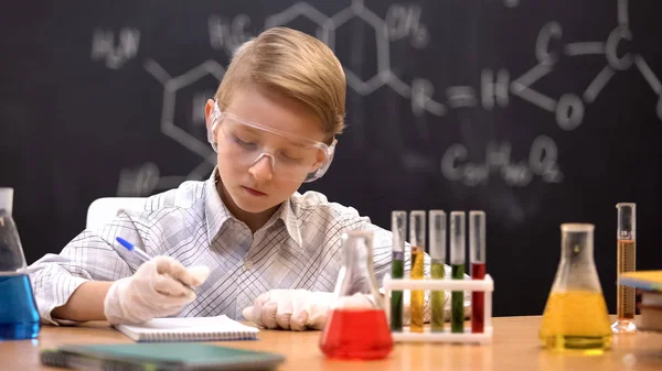 Studentello Intelligente Condurre Esperimenti Scrivere Risultati Lezione Chimica — Foto Stock