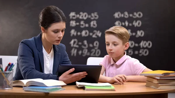 Junger Lehrer Zeigt Schuljungen Informationen Über Tab Privatunterricht Innovationen — Stockfoto