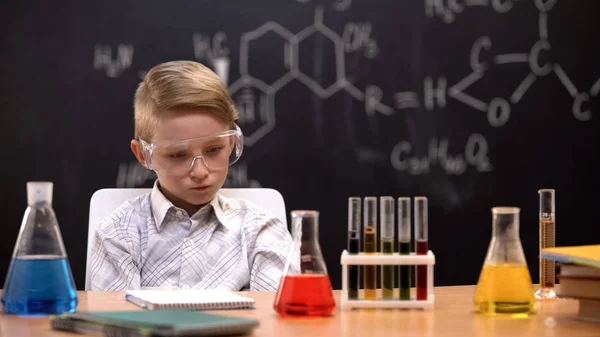 Sad Chłopiec Myślenia Nowych Eksperymentów Naukowych Podczas Lekcji Chemii — Zdjęcie stockowe