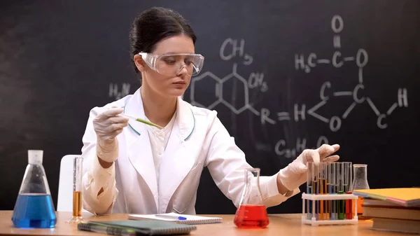 액체와 파이펫을 시약으로 시험관을 복용하는 과학자 — 스톡 사진