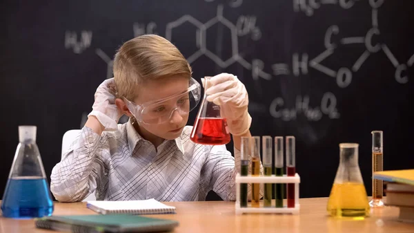 Schoolboy Olhando Para Líquido Vermelho Frasco Coçar Cabeça Não Tendo — Fotografia de Stock
