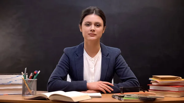 Fatiguée Enseignante Regardant Caméra Assise Classe Occupation Préférée — Photo