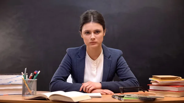 Übermüdete Lehrerin Blickt Die Kamera Probleme Bei Der Arbeit Burnout — Stockfoto