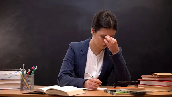 Profesora Revisando Tareas Frotando Los Ojos Sintiendo Tensión Migraña —  Fotos de Stock