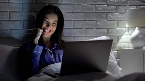 Boldog Befejező Projekt Laptop Éjjel Ágyban Fekve Túlórázik — Stock Fotó