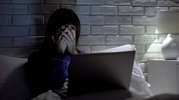 Kobieta Robi Projekt Laptopie Późno Domu Cierpiący Ból Głowy Przepracowanie — Zdjęcie stockowe