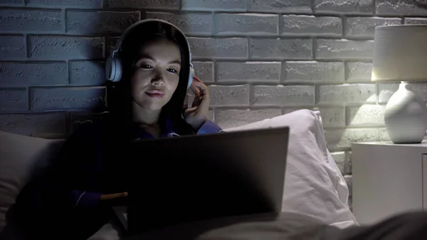 Mujer Bastante Asiática Auriculares Escuchando Música Por Noche Disfrutando Canción — Foto de Stock