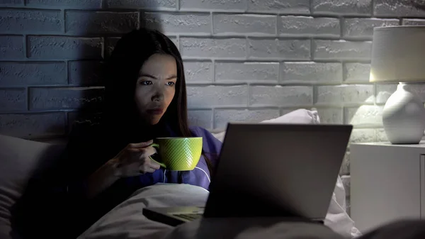 Mujer Asiática Bebiendo Café Trabajando Ordenador Portátil Tarde Dormitorio Fecha — Foto de Stock