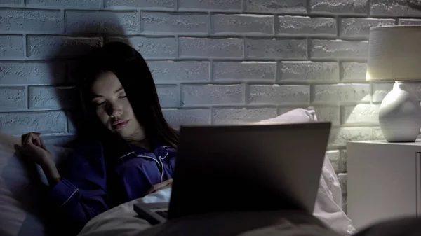 女孩晚上睡在笔记本电脑前 沉迷于网络 社交网络 — 图库照片