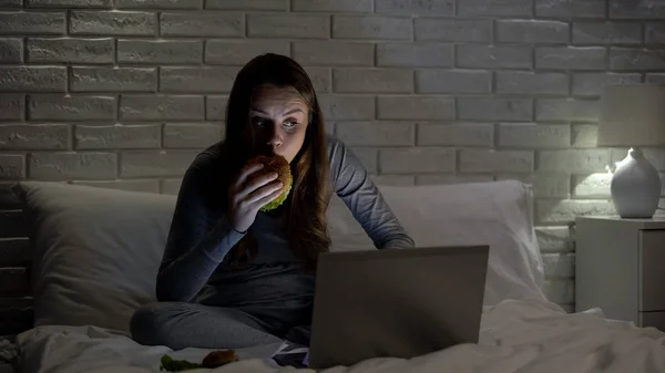 Jovem Mulher Comendo Cheeseburger Assistindo Filme Interessante Laptop Lazer — Fotografia de Stock