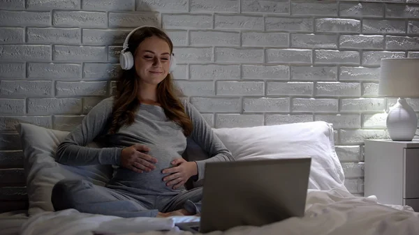 Χαμογελαστή Έγκυος Γυναίκα Βλέποντας Ταινία Στο Laptop Και Κρατώντας Κοιλιά — Φωτογραφία Αρχείου