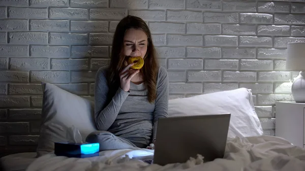 Menina Deprimida Chorando Comendo Donut Para Superar Estresse Assistindo Filme — Fotografia de Stock