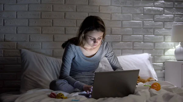 Yorgun Genç Anne Internette Yenidoğan Hakkında Bilgi Arıyor Zaman Eksikliği — Stok fotoğraf