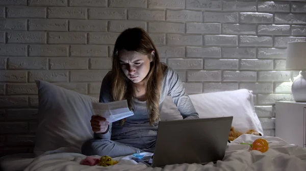 Junge Mutter Liest Tablettenanleitung Sitzt Zwischen Spielzeug Behandelt Krankes Kind — Stockfoto