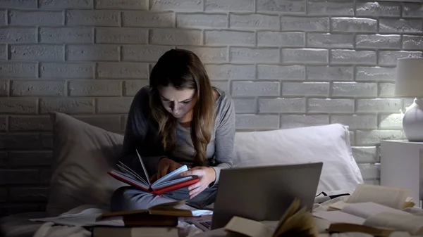 Schüler Lesen Spätabends Bücher Bereiten Sich Auf Prüfung Vor Informieren — Stockfoto