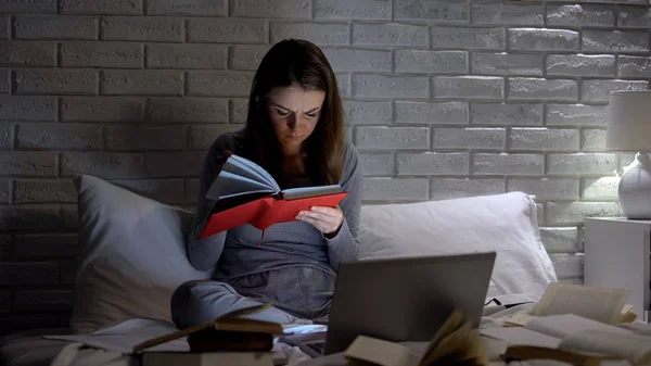 Erschöpfter Student Liest Buch Vor Prüfung Spät Abends Vorbereitung — Stockfoto