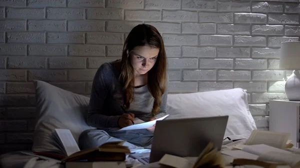 Müdes Studentenmädchen Liest Bücher Und Laptop Bereitet Sich Spät Schlafzimmer — Stockfoto