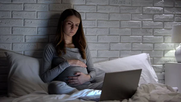 Smutná Těhotná Žena Drží Břicho Sedí Před Laptopem Životní Problémy — Stock fotografie