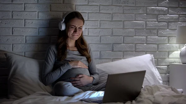 Плачущая Беременная Женщина Смотрит Кино Ночам Чувствует Себя Одинокой Подавленной — стоковое фото