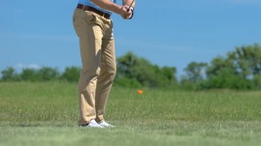 Golf acemi oyuncu tehlike yi önlemek için kısa mesafe çekim yapma, delik oynarken