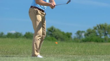 Sinir adam golf oynarken, isabet yapma ve topu eksik, onun başarısız ile üzgün