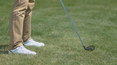 Erkek golf oyuncusu demir kulüp ile atış yapma, ülke golf kulübünde pratik
