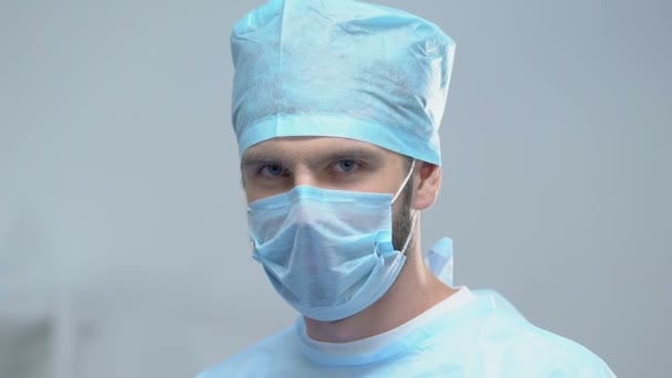 Usmívající se mužský lékař, který bere ochrannou masku, laboratorní výzkum, vědu — Stock video