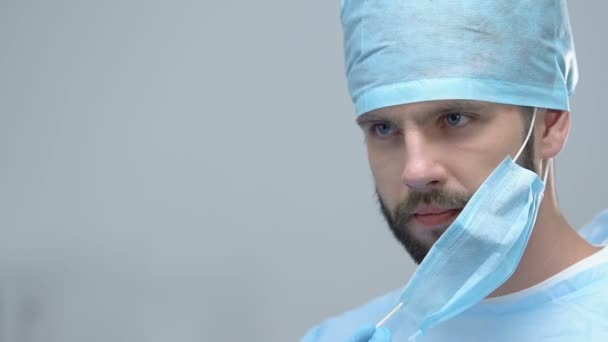 Junge Ärztin setzt sterile Maske auf, Operation Klinik, Medizin — Stockvideo