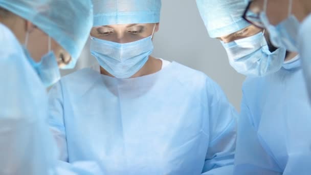 Ομάδα χειρουργών σε ενιαία επιχειρησιακή κλινική ασθενών, επαγγελματίες υγειονομικής περίθαλψης — Αρχείο Βίντεο