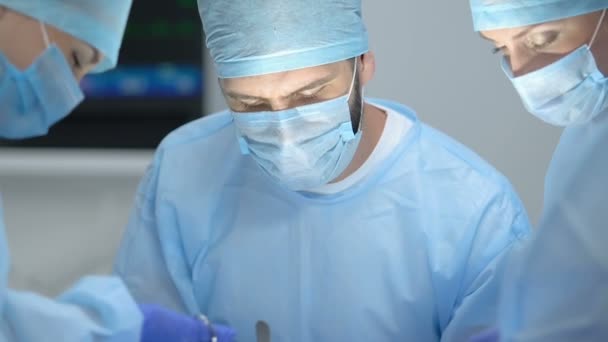 Concentrated surgical team operating in clinic, plastic surgery, health care — Stock Video