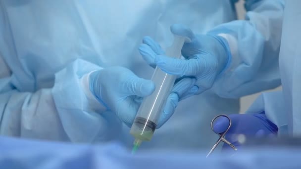 Travailleur médical injectant des médicaments par seringue pendant l'opération, soins de santé — Video