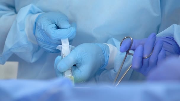 Cirurgião seringa de enchimento durante a operação de lipoaspiração, cirurgia plástica, saúde — Vídeo de Stock